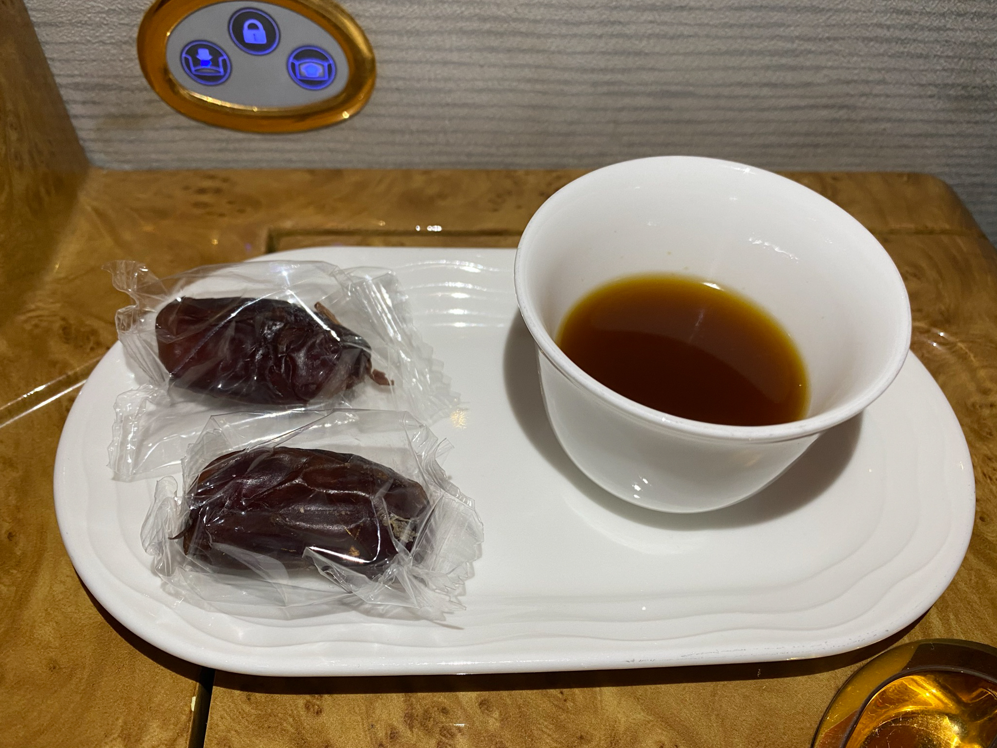 Emirates 777 First Class Arabic Coffee And Dates (2)