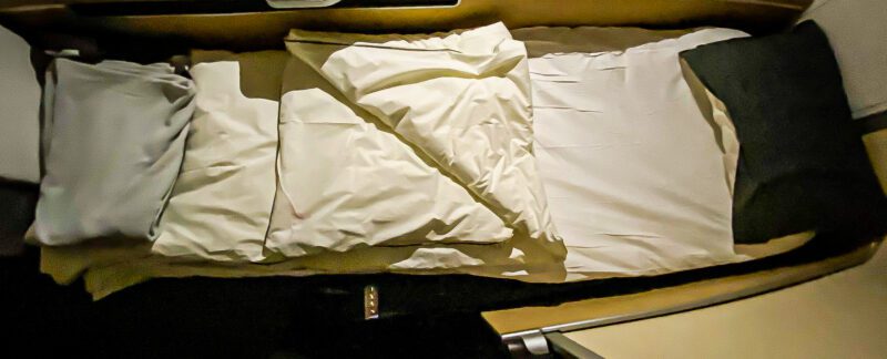 Lufthansa 747-8 First Class Bed Made (2)
