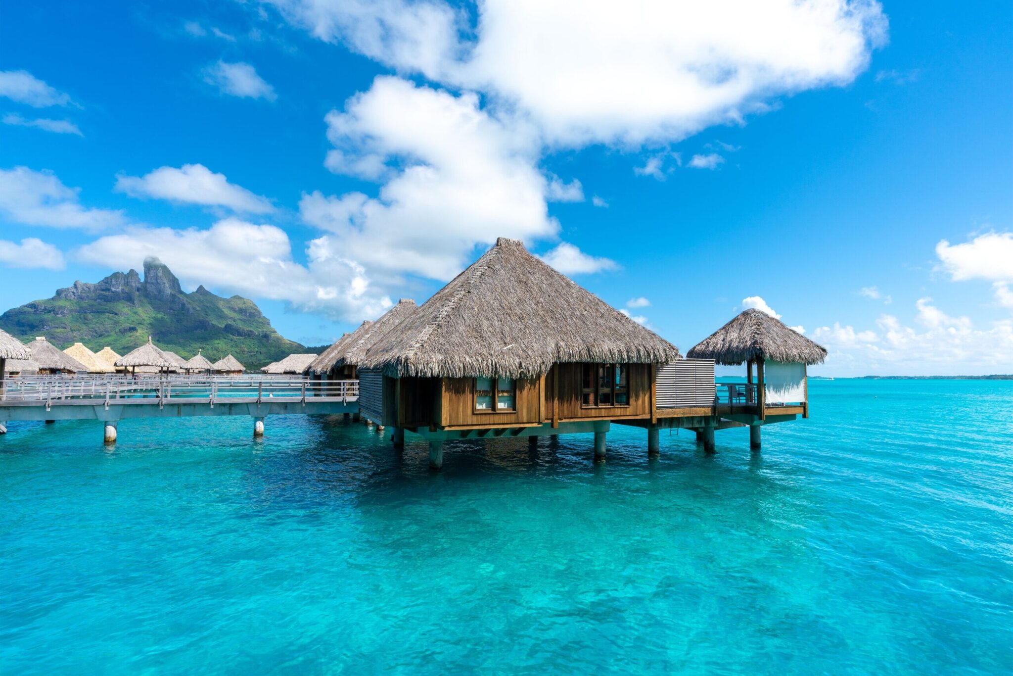 Conrad Bora Bora Nui vs The St. Regis Bora Bora Resort [2021]