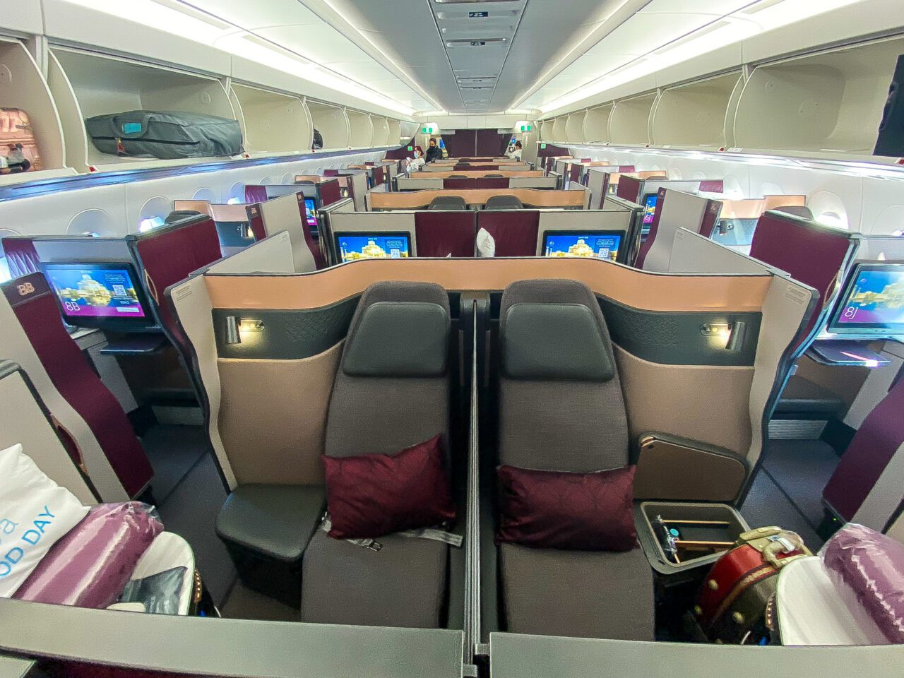 Qatar Airways Qsuites Review on the A350-1000 [Los Angeles to Doha]