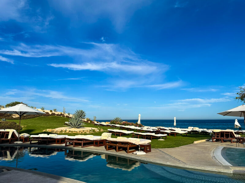 Las Ventanas al Paraiso main pool area with sunloungers