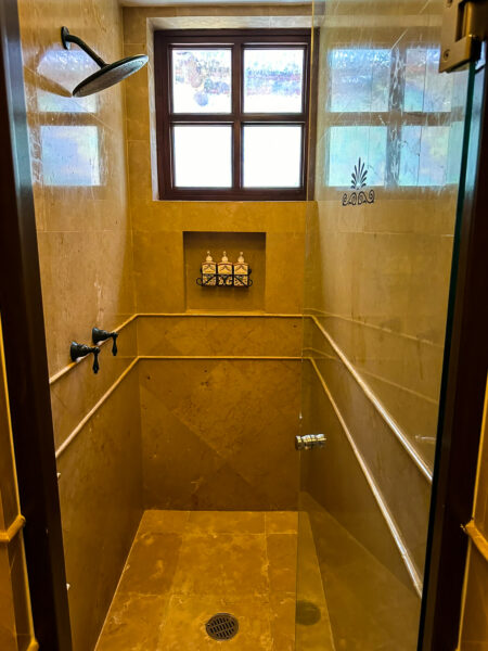 Las Ventanas al Paraiso showers